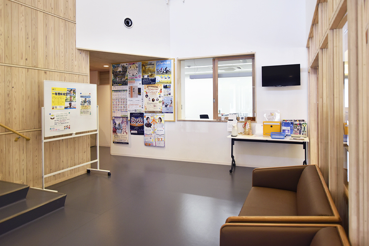 受付・案内カウンター 箕輪町防災交流施設 みのわBASE 受付・案内カウンター 箕輪町防災交流施設 みのわBASE