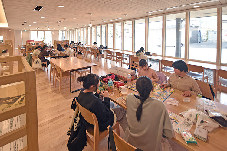 図書・AVコーナー 箕輪町防災交流施設 みのわBASE 図書・AVコーナー 箕輪町防災交流施設 みのわBASE